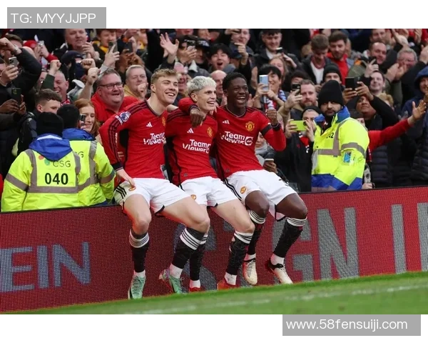 从童年到巅峰:揭秘足球明星小时候的珍贵高清照片与成长轨迹